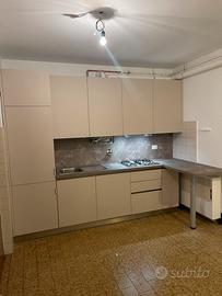 Cucina moderna con elettrodomestici