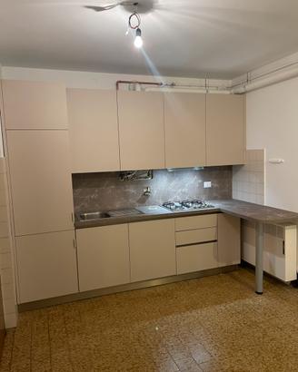 Cucina moderna con elettrodomestici