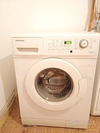 Lavatrice,2 materassi e uno specchio bagno