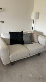 Divano specchio tavolino arredo soggiorno design