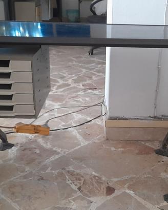 Scrivania da ufficio co 3 cassetti olivetti