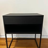 Comodino nero moderno con struttura in metallo