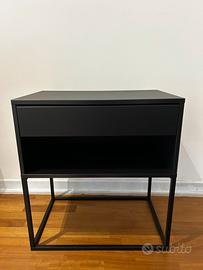 Comodino nero moderno con struttura in metallo