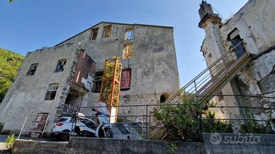 Immobile in asta di 2120 m² con box auto a Genova