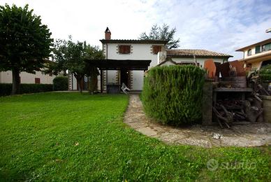 Villa di 200 m² con 5 locali e box auto a San Gius