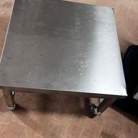 TAVOLINO BASSO CON RUOTE IN ACCIAIO
