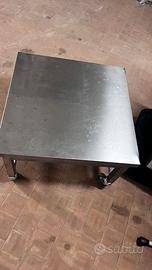 TAVOLINO BASSO CON RUOTE IN ACCIAIO