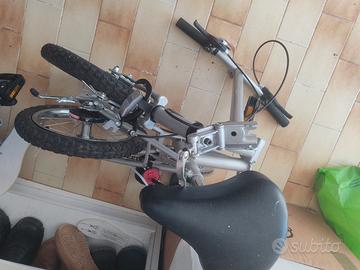 Coppia di biciclette pieghevoli 