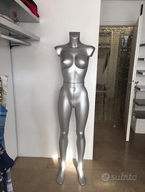 Scaffali in metallo e manichini