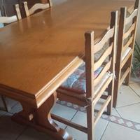 Tavolo grande in legno con quattro sedie