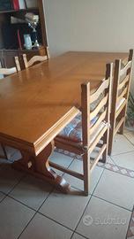Tavolo grande in legno con quattro sedie