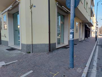 Piccolo bivetrinato per uso espositivo mq17