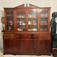 Vetrina, manichini, lampadario