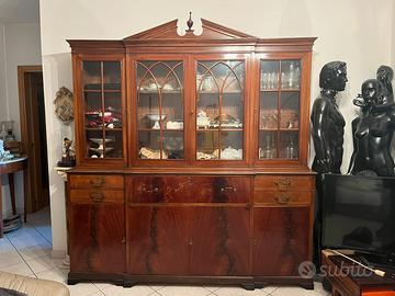 Vetrina, manichini, lampadario