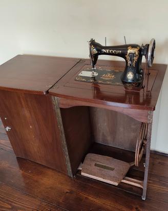 macchina da cucire d'epoca marca Necchi