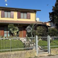 VILLA A SCHIERA A MONTE CREMASCO