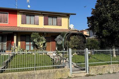 VILLA A SCHIERA A MONTE CREMASCO