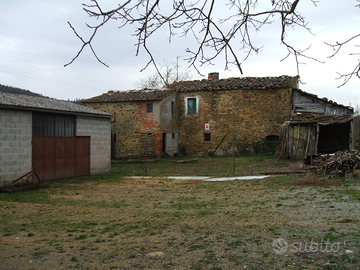Rustico con 3 unità e 18 ettari terreno