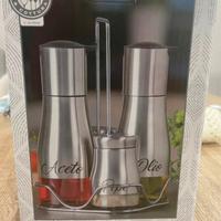 Ménage in vetro e acciaio olio, aceto, sale e pepe