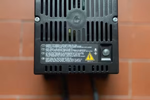 Caricabatterie Camper CBE CB516-16A uscita S 220V