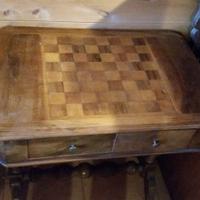 tavolino noce scacchiera intagliata fatto a mano