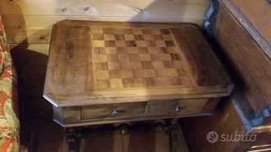 tavolino noce scacchiera intagliata fatto a mano