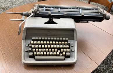 Macchina da scrivere Adler