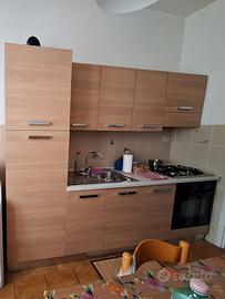 Cucina con forno e frigorifero