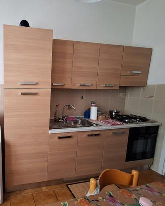 Cucina con forno e frigorifero