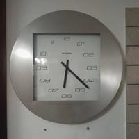 Orologio da parete acciaio satinato sfondo bianco 
