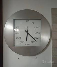 Orologio da parete acciaio satinato sfondo bianco 