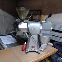 Macina caffè e formaggi