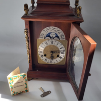 Antico orologio da tavolo vintage perfetto e funzi