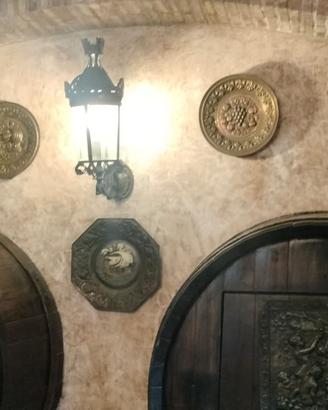 Botti di legno con mensole