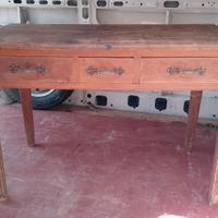Vecchio tavolo in legno