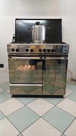 Fornello e forno da cucina industriale.