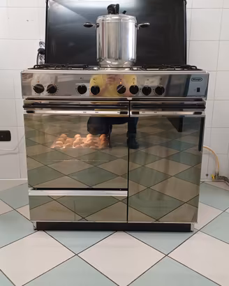 Fornello e forno da cucina industriale.