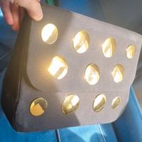 Borsa firmata con elementi dorati