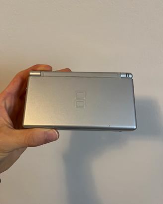 Nintendo DS lite argento e caricatore finzionante