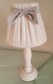 Lampada bianca da comodino