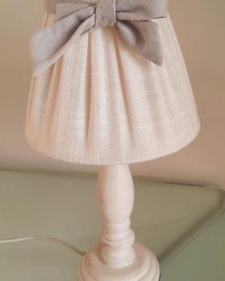 Lampada bianca da comodino