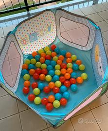 Piscina con palline colorate