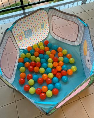 Piscina con palline colorate