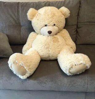 Orsetto di peluche beige di media dimensione