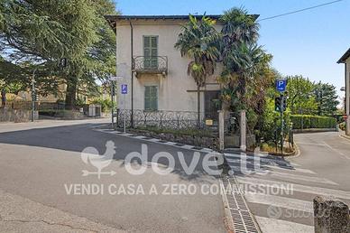 Casa indipendente di 200 m² con 5 locali e box aut