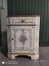 Mobile ad angolo, angoliera in legno decorata