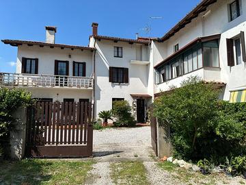 CASA DI TESTA RISTRUTTURATA CON GIARDINO RECINT...