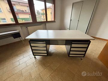 Scrivania da ufficio con doppia cassettiera