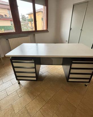 Scrivania da ufficio con doppia cassettiera