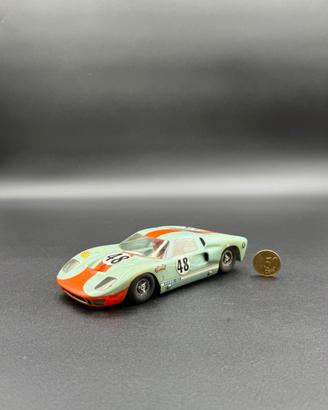 Modelino vintage di Ford GT40, celeste e arancione